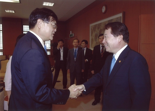 中心主任王缉思教授率学者小组出访韩国1.jpg 中心主任王缉思教授率学者小组出访韩国1.jpg