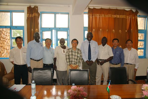 代表团与苏丹朱巴大学校长Aggrey+Abate教授等人合影小.jpg