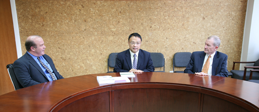 美国前太平洋司令丹尼斯•布莱尔上将来我中心座谈.jpg