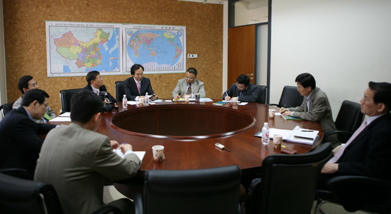 韩国统一研究院代表团访问中心1.jpg