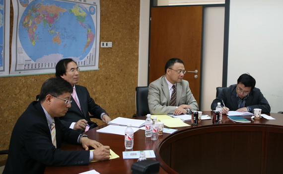 韩国统一研究院代表团访问中心2.jpg